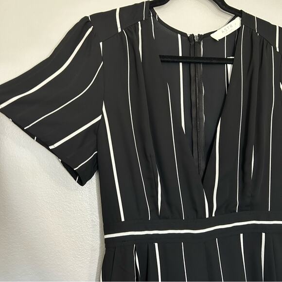 ASTR The Label Short Sleeve Deep V Striped Romper Black White Size Large - Picture 6 of 15